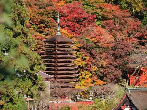 La pagode à 13 étages de Tanzan en automne, à Asuka La pagode à 13 étages de Tanzan en automne, à Asuka