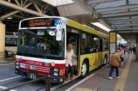 Bus pour lequel la descente et le paiement se font par l'avant