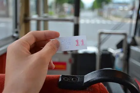 Un petit ticket que vous prendrez à la montée du bus Un petit ticket que vous prendrez à la montée du bus