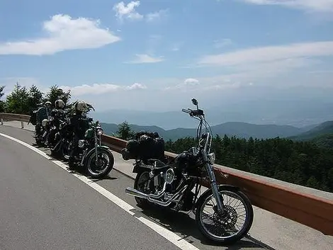 Des riders prennent leurs motos en photo sur le venus line près de Nagano Des riders prennent leurs motos en photo sur le venus line près de Nagano