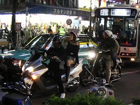 Des bikers à Shibuya Des bikers à Shibuya