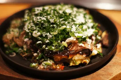 Un okonomiyaki tout juste servi. Un okonomiyaki tout juste servi.