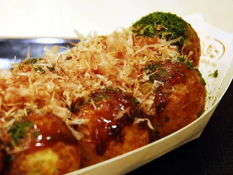 Une barquette de takoyaki.