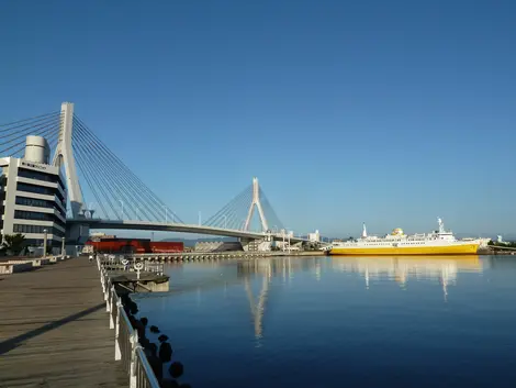 Aomori Bay Bridge und Eisenbahnfähre Hakkoda Maru