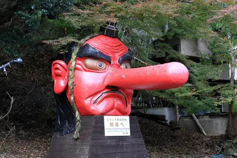 El tengu frente a la estación Kurama-dera.