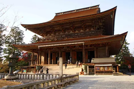 Le Temple Kinpusen-ji à Yoshinoyama Le Temple Kinpusen-ji à Yoshinoyama