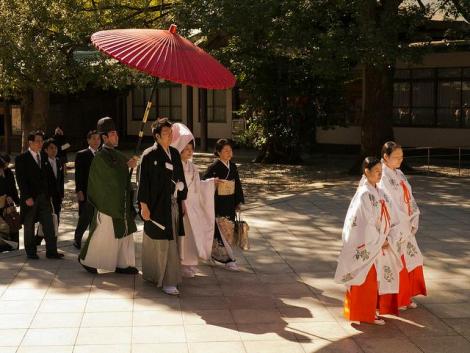La procession d'un mariage traditionnel au Japon.