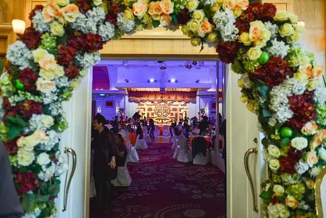 Típica sala de ceremonia de matrimonio japonés.