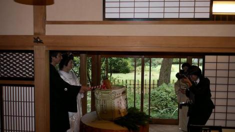 Traditionnellement, les mariés ouvrent un tonneau de saké lors du mariage.