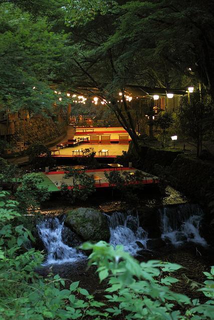 Uno de los restaurantes instalados sobre el agua del río Kibune-gawa.