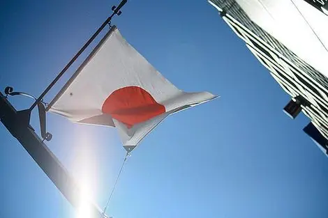 Le Hi no Maru ou drapeau du Japon faisant référence au Soleil Levant.