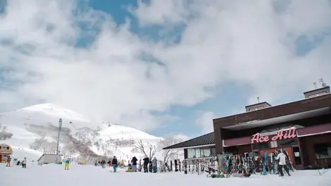 Le bas des pistes de la station Niseko Le bas des pistes de la station Niseko