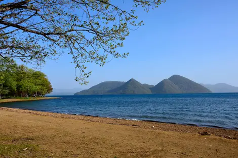 La isla Nakajima vista desde el Lago Toya. La isla Nakajima vista desde el Lago Toya.