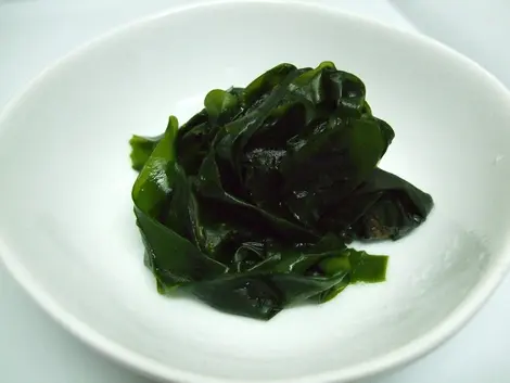 Un plato de wakame.