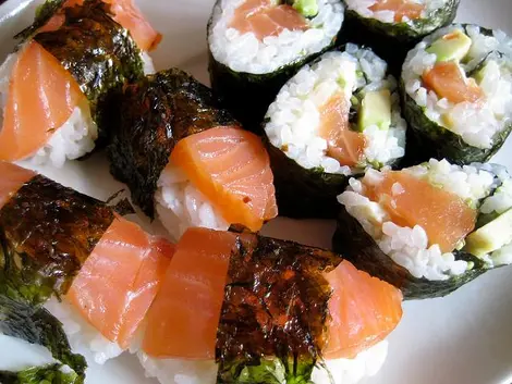 Des sushi et sashimi entourés de nori Des sushi et sashimi entourés de nori