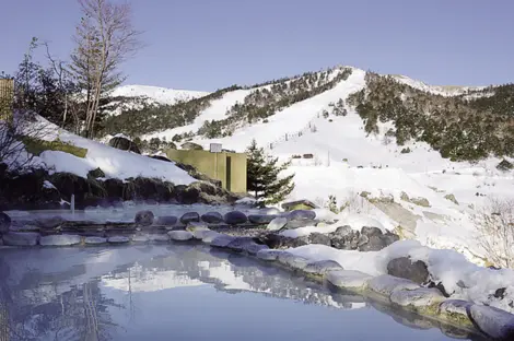 Un rotenburo de Manza Onsen donnant sur la montagne. Un rotenburo de Manza Onsen donnant sur la montagne.