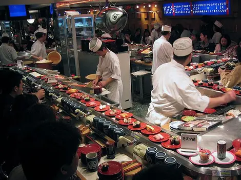 Un kaitensushi de Shibuya : comme on peut le voir des cannettes et des desserts sont aussi proposés sur les petites assiettes.