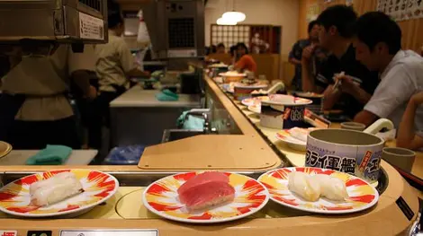 Les plateaux roulants d'un kaitenzushi vus de près