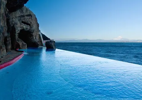 Bassin extérieur donnant sur la mer du Enoshima Island Spa.