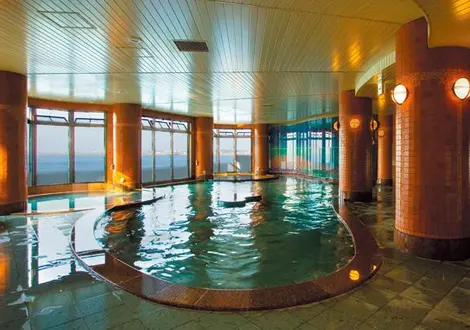 Piscinas interiores del Enoshima Island Spa.