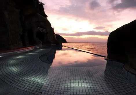 Vue au crépuscule depuis le bassin extérieur du Enoshima Island Spa.