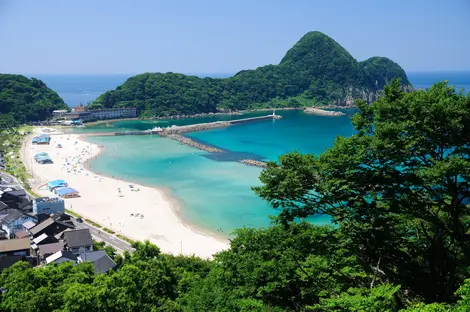 Takeno, sa plage de sable fin et ses eaux cristallines