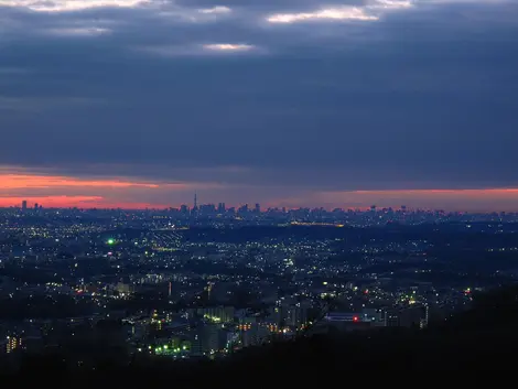 Par temps clair, le sommet du mont Takao offre une vue imprenable sur Tokyo et le Mont Fuji