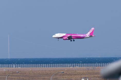 Un avion de la compagnie Peach atterrit à Kansai Airport 