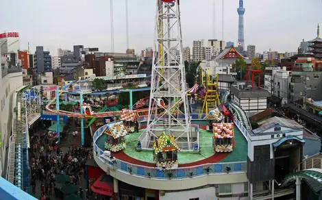 Le parc d'attractions Hanayashiki, un des plus vieux du Japon Le parc d'attractions Hanayashiki, un des plus vieux du Japon