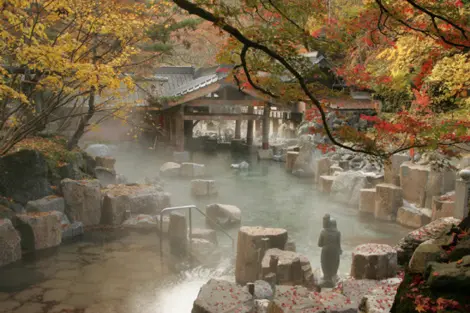 Uno de los magníficos baños del onsen Takaragawa.