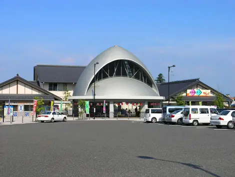 La michi no eki de Ryuô dans la prefecture de Shiga au design étrange. La michi no eki de Ryuô dans la prefecture de Shiga au design étrange.