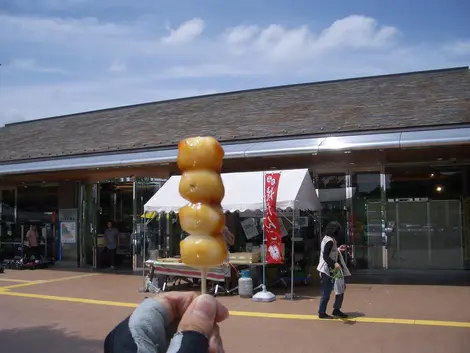 Des dango mochi, typiquement le type d'encas que l'on peut trouver dans les michi no eki Des dango mochi, typiquement le type d'encas que l'on peut trouver dans les michi no eki