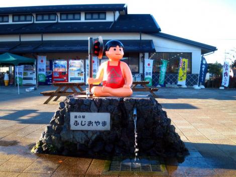Les michi no eki sont LE lieu des statues pittoresques et étranges inspirées par les légendes locales. Ici, celle de l'aire de Fukioyama.