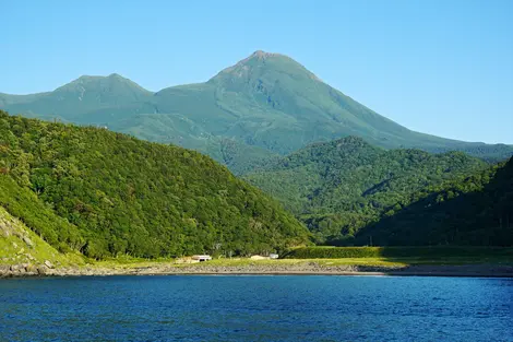 El monte Rausu desde el mar de Ojotsk