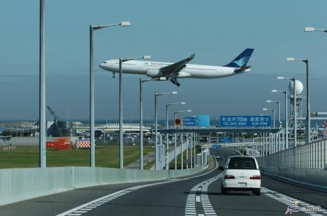 Un avion décolle de l'aéroport du Kansai