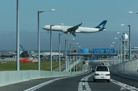 Un avion décolle de l'aéroport du Kansai Un avion décolle de l'aéroport du Kansai