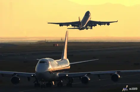 Des avions se croisent à l'aéroport du Kansai 