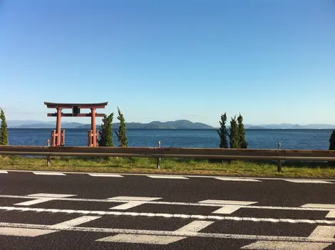 Une des vues que l'on peut voir lorsque l'on fait le tour du lac Biwa en vélo Une des vues que l'on peut voir lorsque l'on fait le tour du lac Biwa en vélo