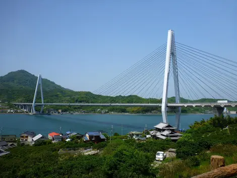 El puente del estrecho de Kurushima visto desde la ruta para bicicletas Shimanami Kaido. El puente del estrecho de Kurushima visto desde la ruta para bicicletas Shimanami Kaido.