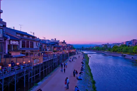 La balade le long de la rivière Kamo à Kyoto peut se faire à pied ou en vélo. La balade le long de la rivière Kamo à Kyoto peut se faire à pied ou en vélo.