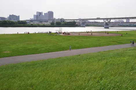 La longue piste cyclable de la rivière Arakawa donne un tout autre point de vue sur Tokyo. La longue piste cyclable de la rivière Arakawa donne un tout autre point de vue sur Tokyo.