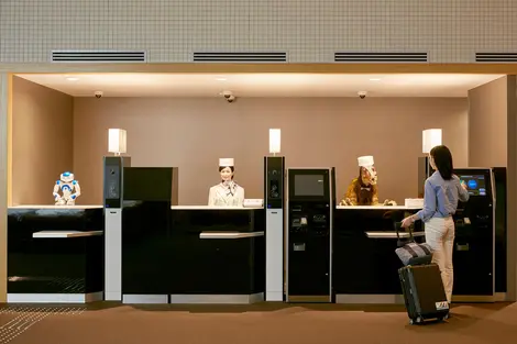 Un trío poco convencional recibe a los clientes. Un trío poco convencional recibe a los clientes.