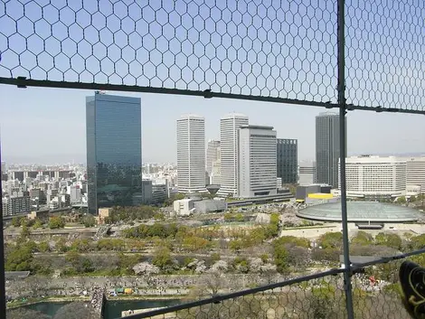 Así se ve el Osaka-jo Hall desde el castillo. Así se ve el Osaka-jo Hall desde el castillo.