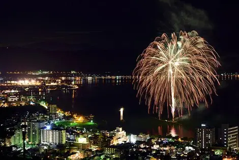 Le feux d'artifice du lac Suwa Le feux d'artifice du lac Suwa