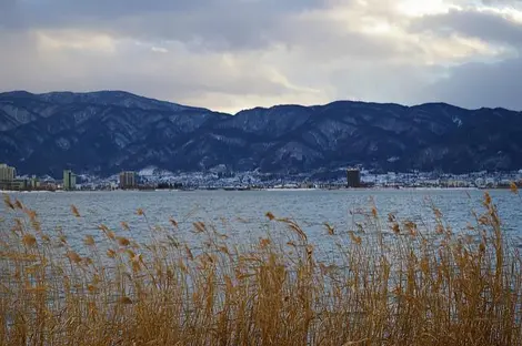 Le lac Suwa de jour. Le lac Suwa de jour.