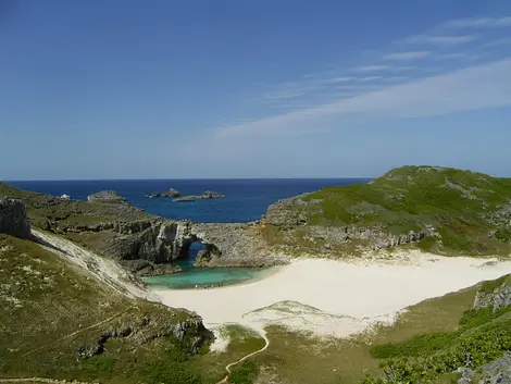 L'île Minamijima au sud de l'île Hahajima et son célèbre bassin Ogiike