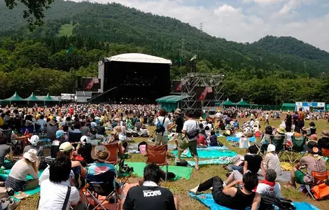 La scène principale du Fuji Rock Festival. La scène principale du Fuji Rock Festival.