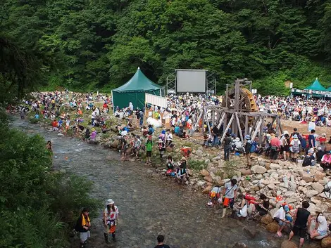 La foule profite de la nature au Fuji Rock Festival. La foule profite de la nature au Fuji Rock Festival.