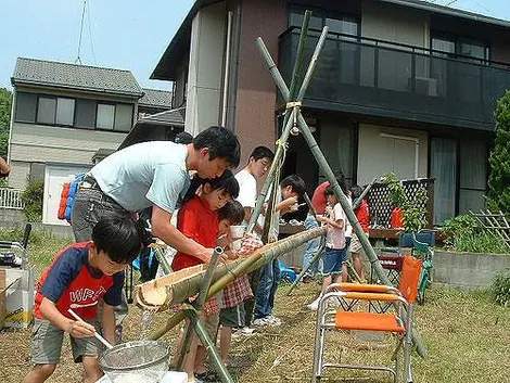 Une fête de nagashi-sômen improvisée. Une fête de nagashi-sômen improvisée.