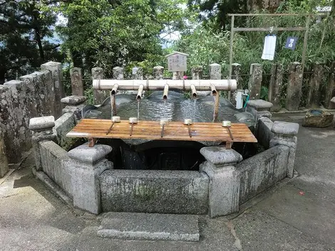 Le Chozuya (bassin purificatoire) du Seiganto-ji Le Chozuya (bassin purificatoire) du Seiganto-ji